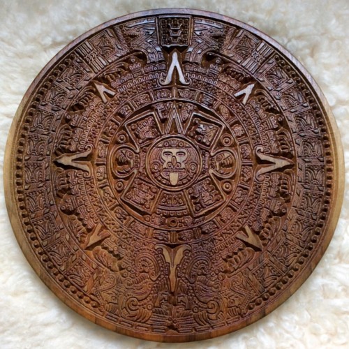 Reproducción tallada en madera del calendario azteca.