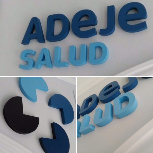 Collage de imágenes de un letrero en relieve que dice 'ADEJE SALUD' junto a un logotipo estilizado en azul y negro.
