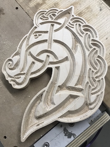 Talla en madera con diseño de caballo en estilo celta.