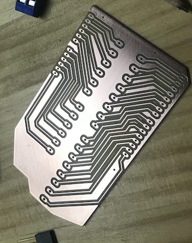 Circuito impreso en cobre sobre una placa base hexagonal.